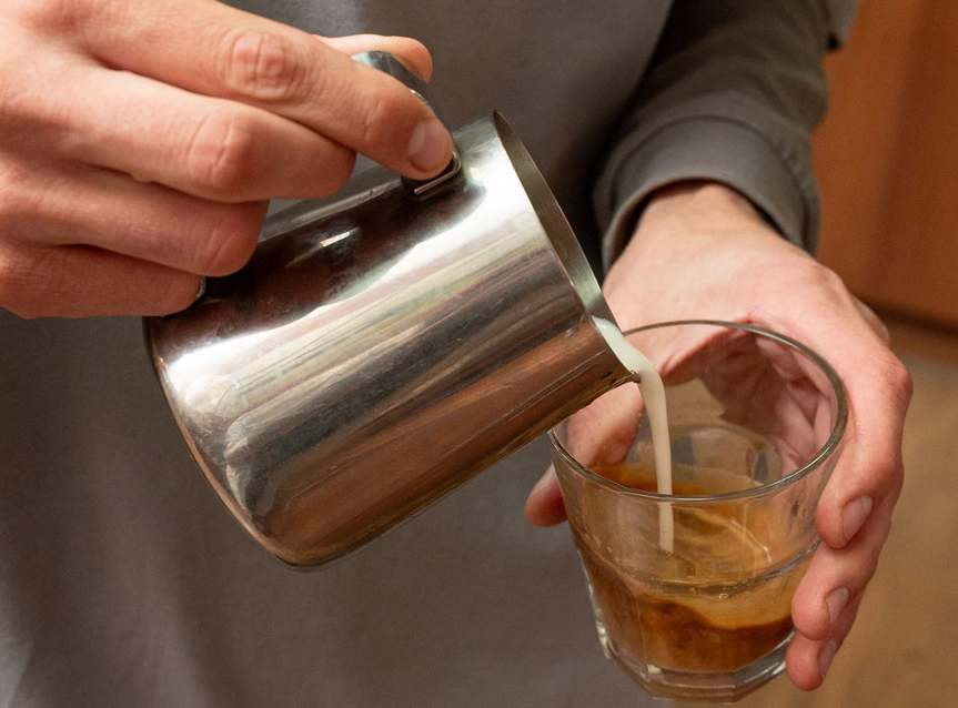 Капучино с плотной пенкой в руках